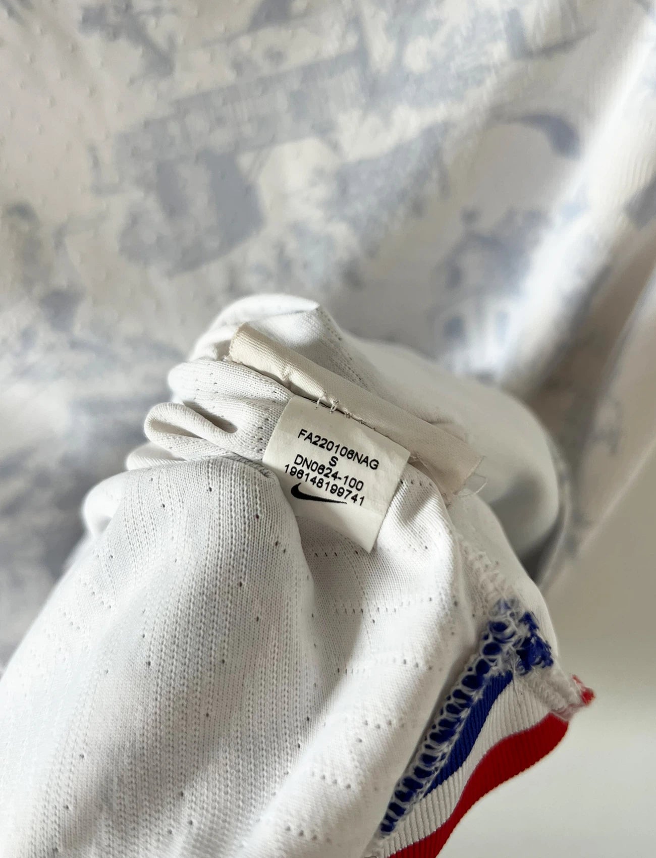 Maillot de foot vintage extérieur blanc de l'équipe de france 2022 en version vapor. On peut retrouver l'équipementier Nike. Il s'agit d'un maillot authentique d'époque.