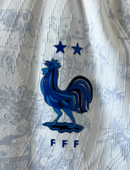 Maillot de foot vintage extérieur blanc de l'équipe de france 2022 en version vapor. On peut retrouver l'équipementier Nike. Il s'agit d'un maillot authentique d'époque.