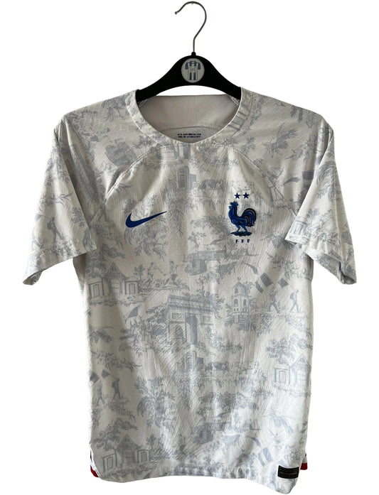 Maillot de foot vintage extérieur blanc de l'équipe de france 2022 en version vapor. On peut retrouver l'équipementier Nike. Il s'agit d'un maillot authentique d'époque.
