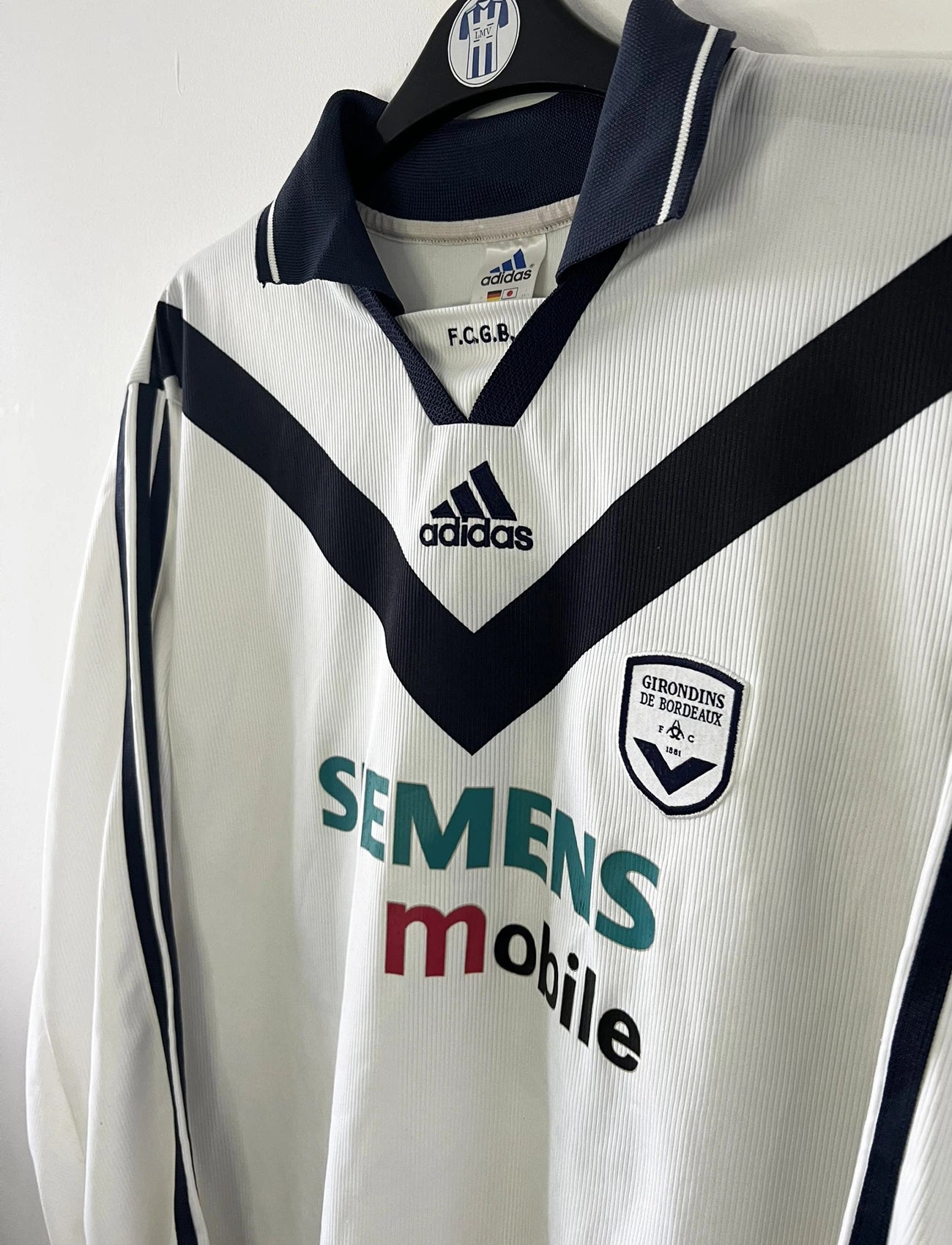 Maillot de foot vintage extérieur des Girondins de Bordeaux de la saison 2001-2002. On peut retrouver l'équipementier Adidas et le sponsor Siemens Mobile. Le maillot est floqué du numéro 16 Ulrich Ramé. Il s'agit d'un maillot authentique d'époque comportant les numéros 699175