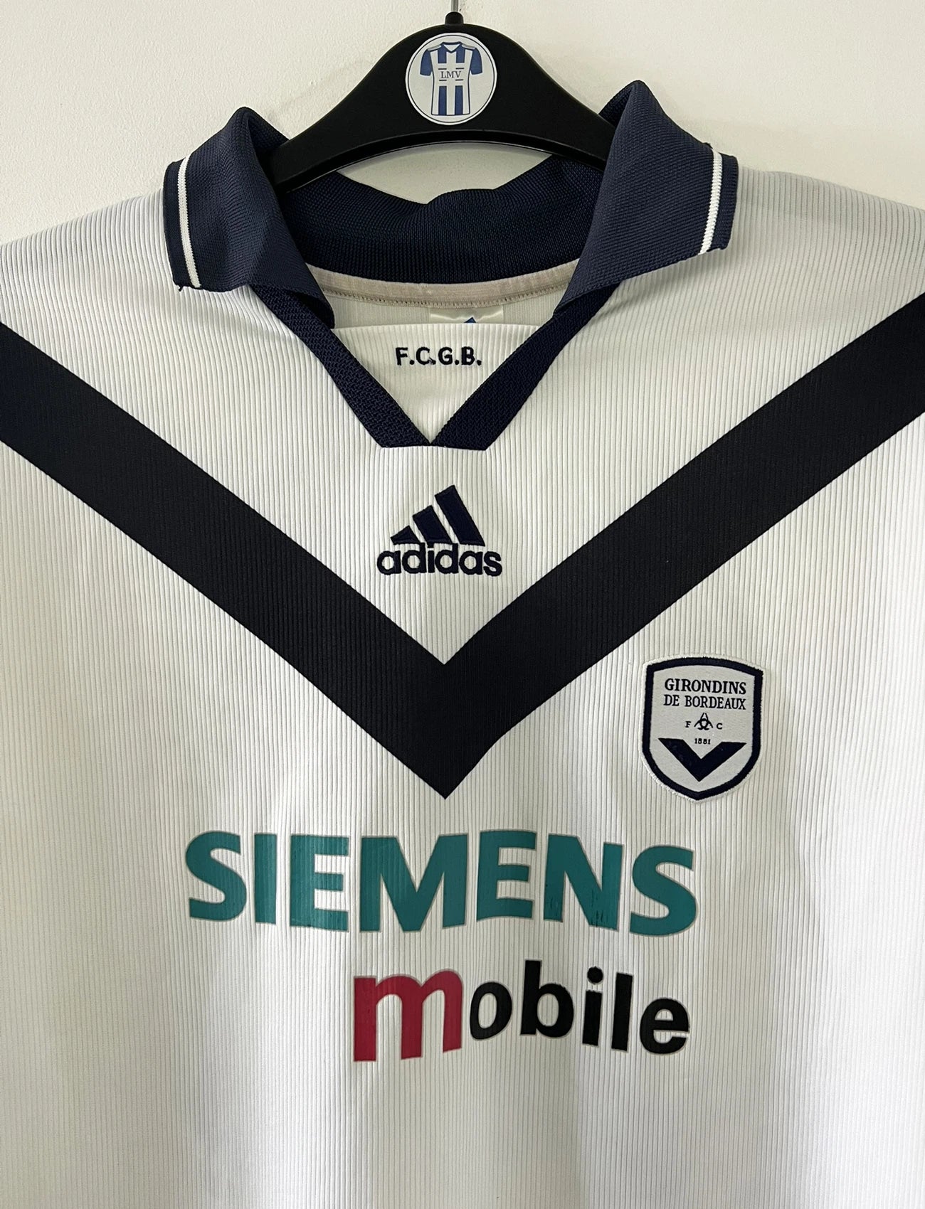 Maillot de foot vintage extérieur des Girondins de Bordeaux de la saison 2001-2002. On peut retrouver l'équipementier Adidas et le sponsor Siemens Mobile. Le maillot est floqué du numéro 16 Ulrich Ramé. Il s'agit d'un maillot authentique d'époque comportant les numéros 699175