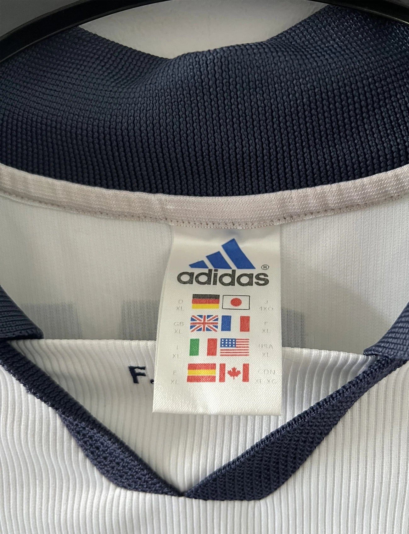 Maillot de foot vintage extérieur des Girondins de Bordeaux de la saison 2001-2002. On peut retrouver l'équipementier Adidas et le sponsor Siemens Mobile. Le maillot est floqué du numéro 16 Ulrich Ramé. Il s'agit d'un maillot authentique d'époque comportant les numéros 699175