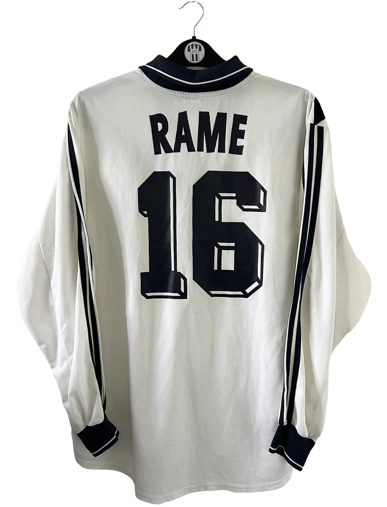 Maillot de foot vintage extérieur des Girondins de Bordeaux de la saison 2001-2002. On peut retrouver l'équipementier Adidas et le sponsor Siemens Mobile. Le maillot est floqué du numéro 16 Ulrich Ramé. Il s'agit d'un maillot authentique d'époque comportant les numéros 699175