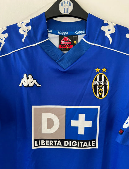 Maillot de foot vintage extérieur bleu de la juventus saison 1999/2000. On peut retrouver l'équipementier Kappa et le sponsor D+. Il s'agit d'un maillot authentique d'époque.