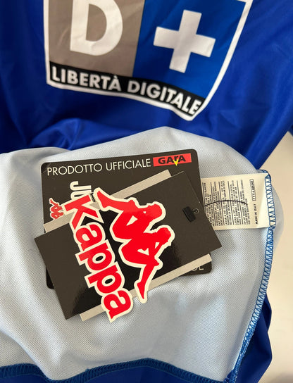 Maillot de foot vintage extérieur bleu de la juventus saison 1999/2000. On peut retrouver l'équipementier Kappa et le sponsor D+. Il s'agit d'un maillot authentique d'époque.