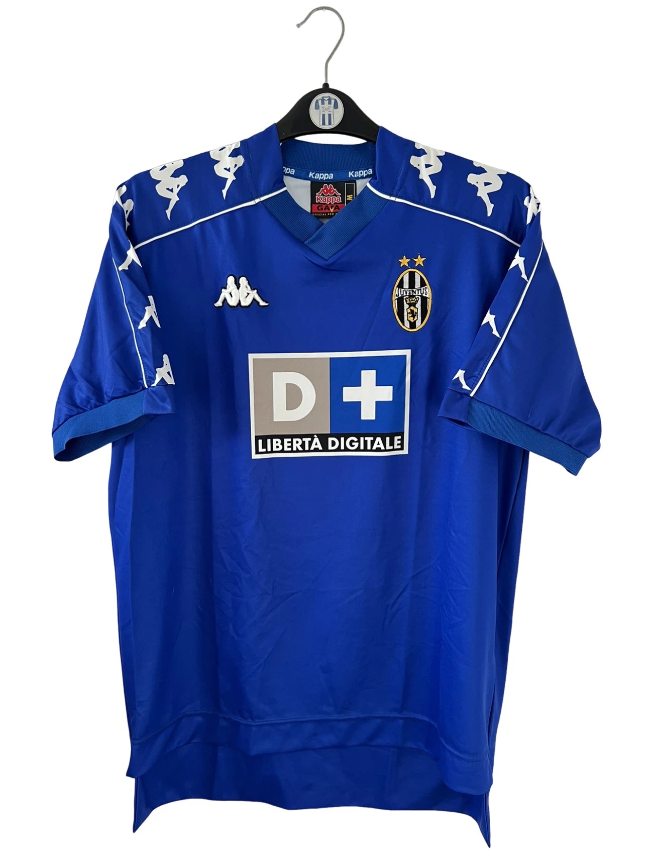 Maillot de foot vintage extérieur bleu de la juventus saison 1999/2000. On peut retrouver l'équipementier Kappa et le sponsor D+. Il s'agit d'un maillot authentique d'époque.