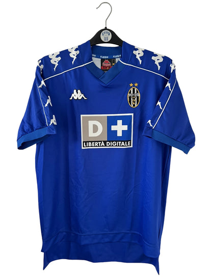 Maillot de foot vintage extérieur bleu de la juventus saison 1999/2000. On peut retrouver l'équipementier Kappa et le sponsor D+. Il s'agit d'un maillot authentique d'époque.