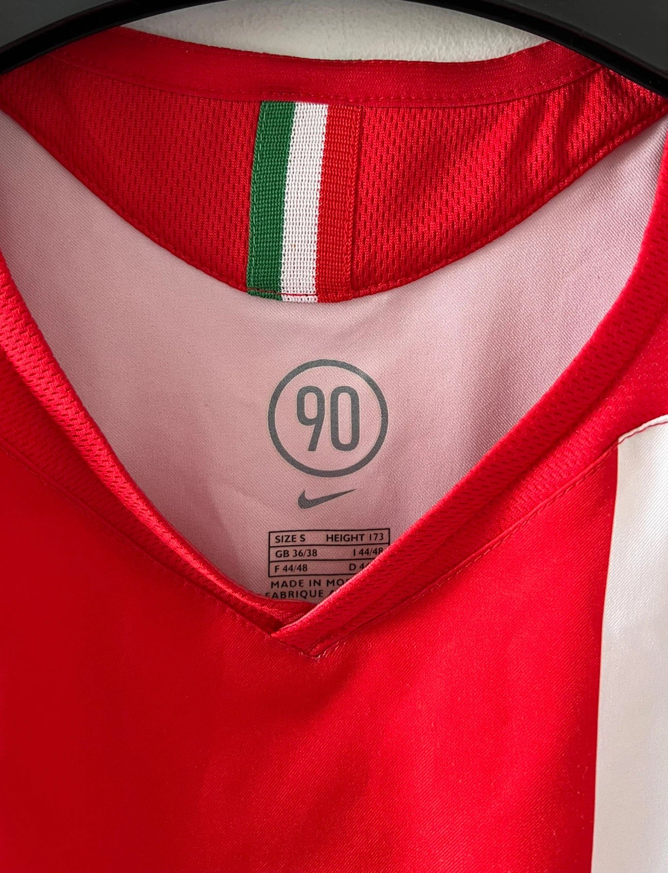 Maillot de foot vintage extérieur orange de la Juventus 2005/2006. On peut retrouver l'équipementier Nike et le sponsor Tamoil. Il s'agit du maillot du centenaire pour le premier scudetto. Il s'agit d'un maillot authentique d'époque.