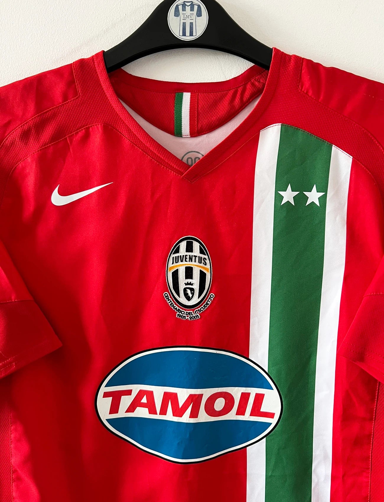 Maillot de foot vintage extérieur orange de la Juventus 2005/2006. On peut retrouver l'équipementier Nike et le sponsor Tamoil. Il s'agit du maillot du centenaire pour le premier scudetto. Il s'agit d'un maillot authentique d'époque.