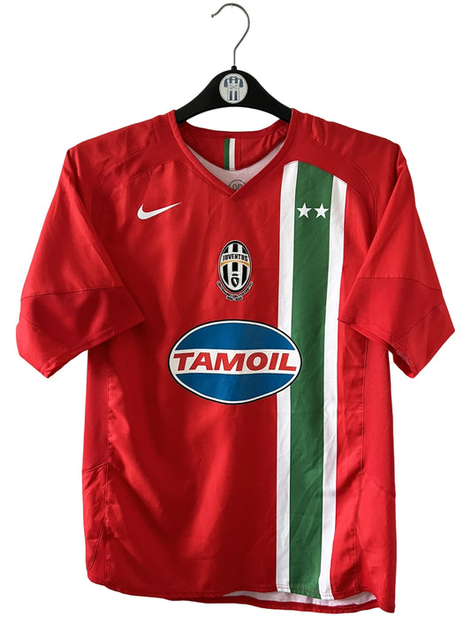 Maillot de foot vintage extérieur orange de la Juventus 2005/2006. On peut retrouver l'équipementier Nike et le sponsor Tamoil. Il s'agit du maillot du centenaire pour le premier scudetto. Il s'agit d'un maillot authentique d'époque.