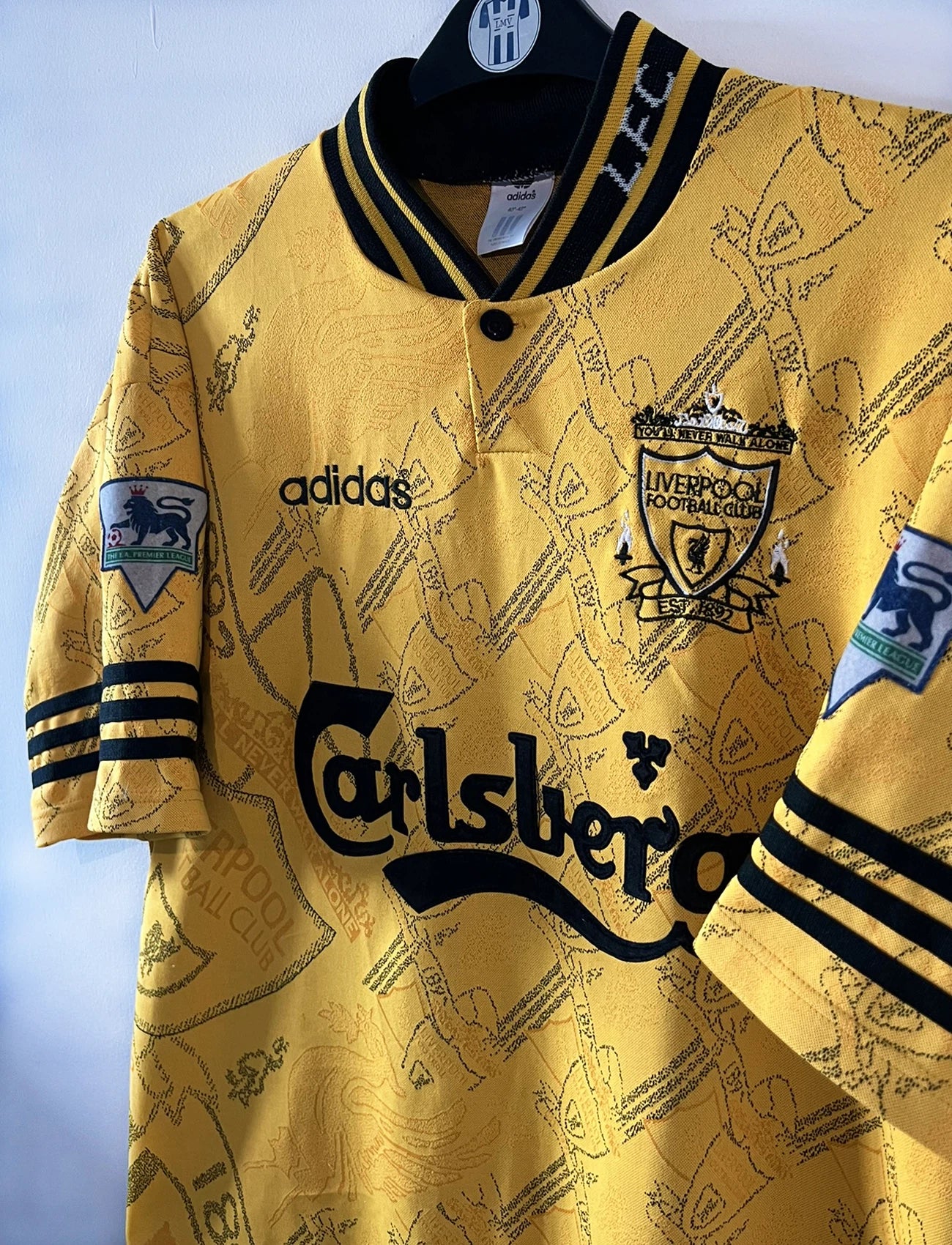 Maillot de foot vintage extérieur jaune de Liverpool de la saison 1994/1996. On peut retrouver l'équipementier Adidas et le sponsor Carlsberg. Il s'agit d'un maillot authentique d'époque.