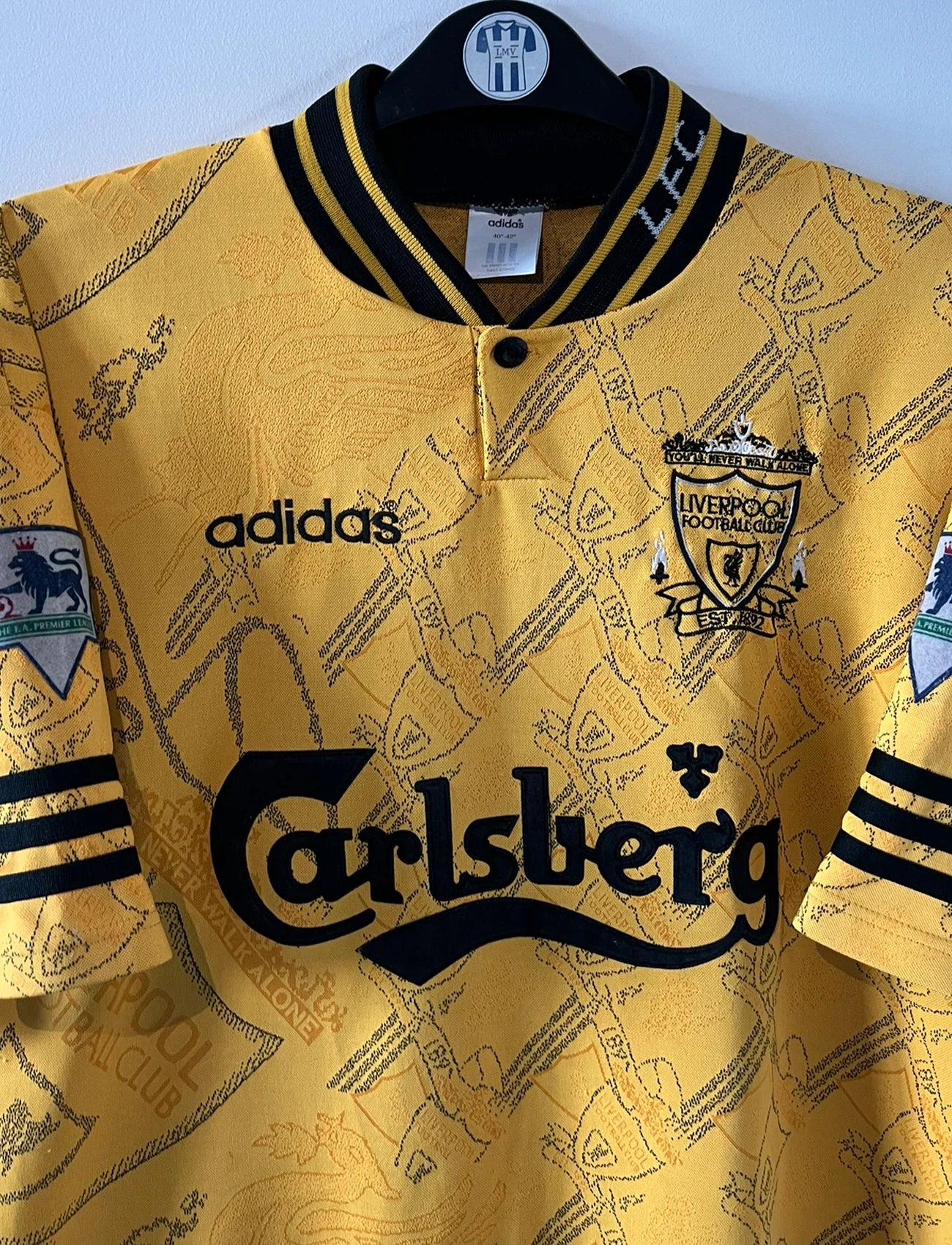 Maillot de foot vintage extérieur jaune de Liverpool de la saison 1994/1996. On peut retrouver l'équipementier Adidas et le sponsor Carlsberg. Il s'agit d'un maillot authentique d'époque.