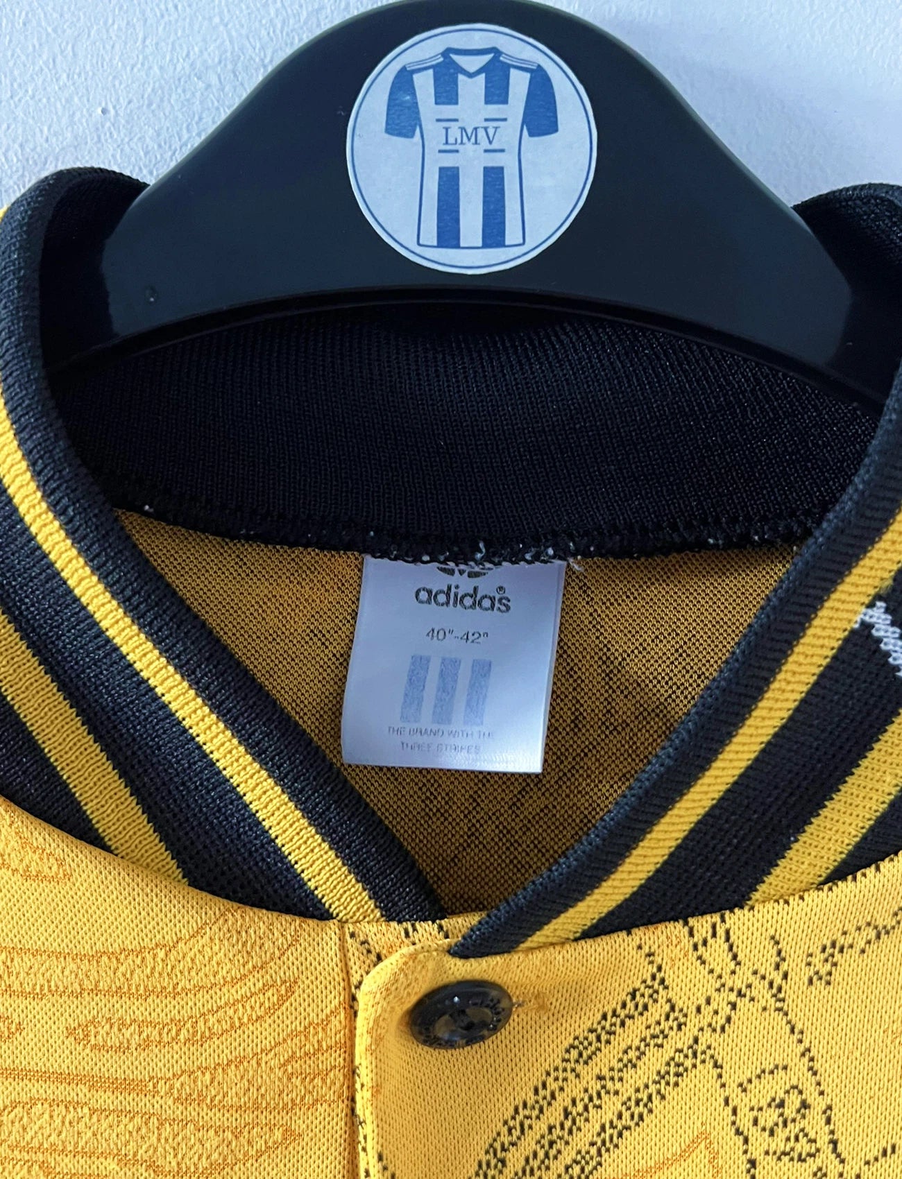 Maillot de foot vintage extérieur jaune de Liverpool de la saison 1994/1996. On peut retrouver l'équipementier Adidas et le sponsor Carlsberg. Il s'agit d'un maillot authentique d'époque.