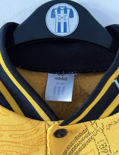 Maillot de foot vintage extérieur jaune de Liverpool de la saison 1994/1996. On peut retrouver l'équipementier Adidas et le sponsor Carlsberg. Il s'agit d'un maillot authentique d'époque.