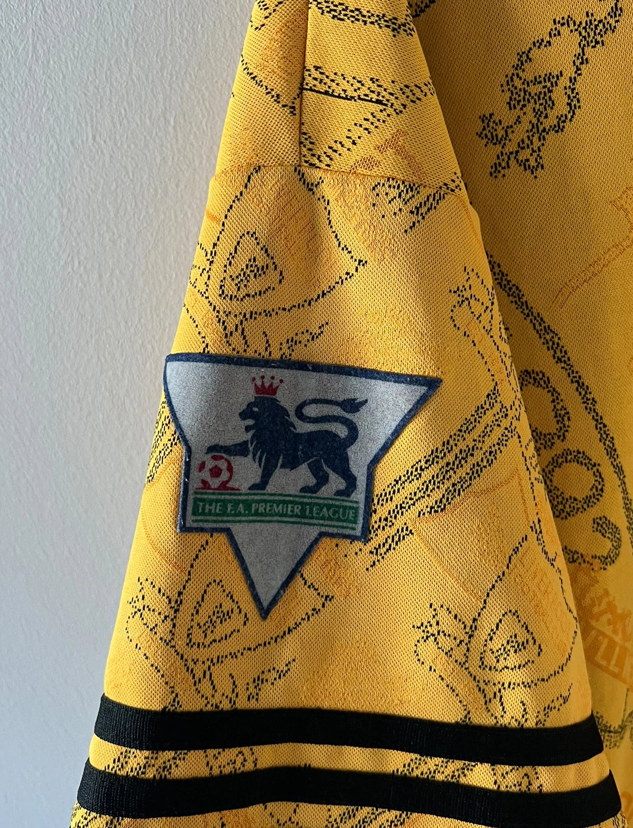 Maillot de foot vintage extérieur jaune de Liverpool de la saison 1994/1996. On peut retrouver l'équipementier Adidas et le sponsor Carlsberg. Il s'agit d'un maillot authentique d'époque.