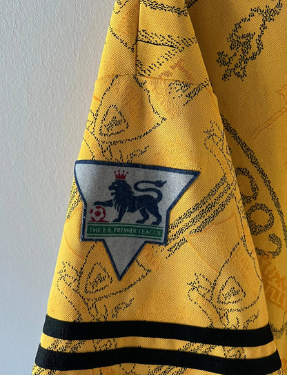 Maillot de foot vintage extérieur jaune de Liverpool de la saison 1994/1996. On peut retrouver l'équipementier Adidas et le sponsor Carlsberg. Il s'agit d'un maillot authentique d'époque.