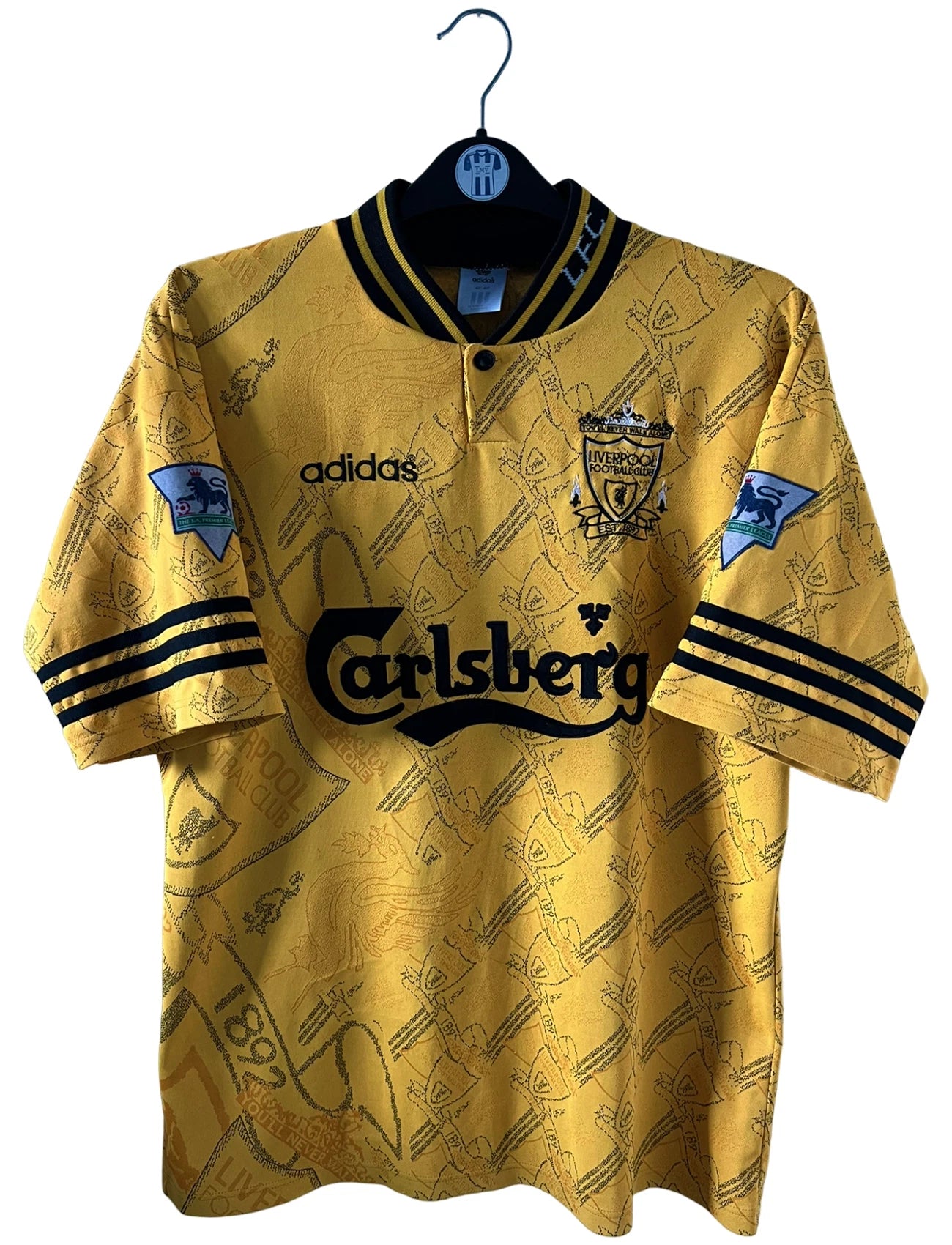 Maillot de foot vintage extérieur jaune de Liverpool de la saison 1994/1996. On peut retrouver l'équipementier Adidas et le sponsor Carlsberg. Il s'agit d'un maillot authentique d'époque.