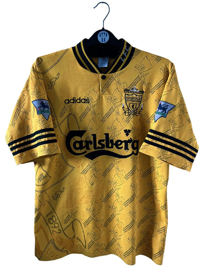 Maillot de foot vintage extérieur jaune de Liverpool de la saison 1994/1996. On peut retrouver l'équipementier Adidas et le sponsor Carlsberg. Il s'agit d'un maillot authentique d'époque.