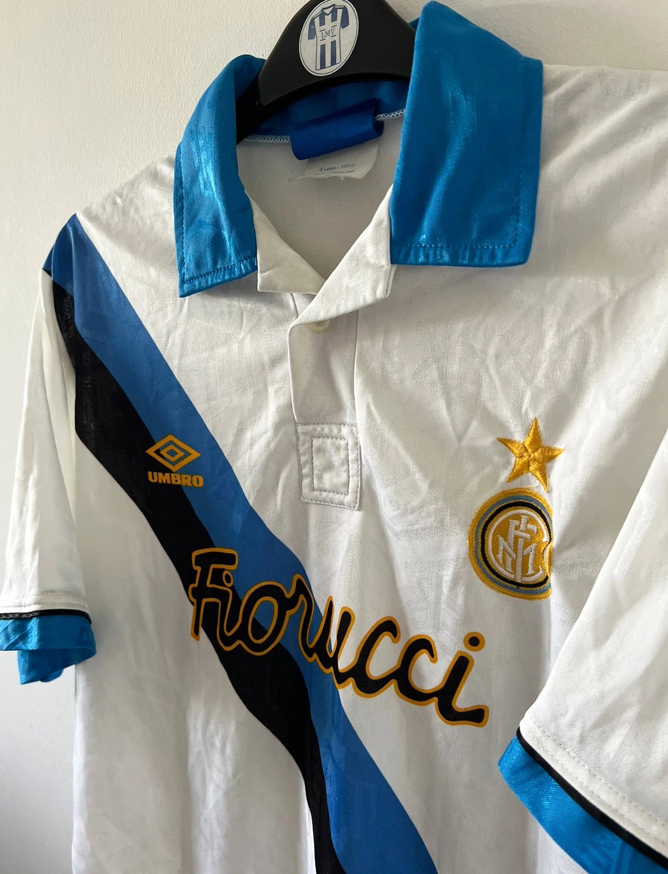 Maillot de foot vintage extérieur blanc de l'Inter Milan de la saison 1993/1995. On peut retrouver l'équipementier Umbro et le sponsor Fiorucci. Il s'agit d'un maillot authentique d'époque.
