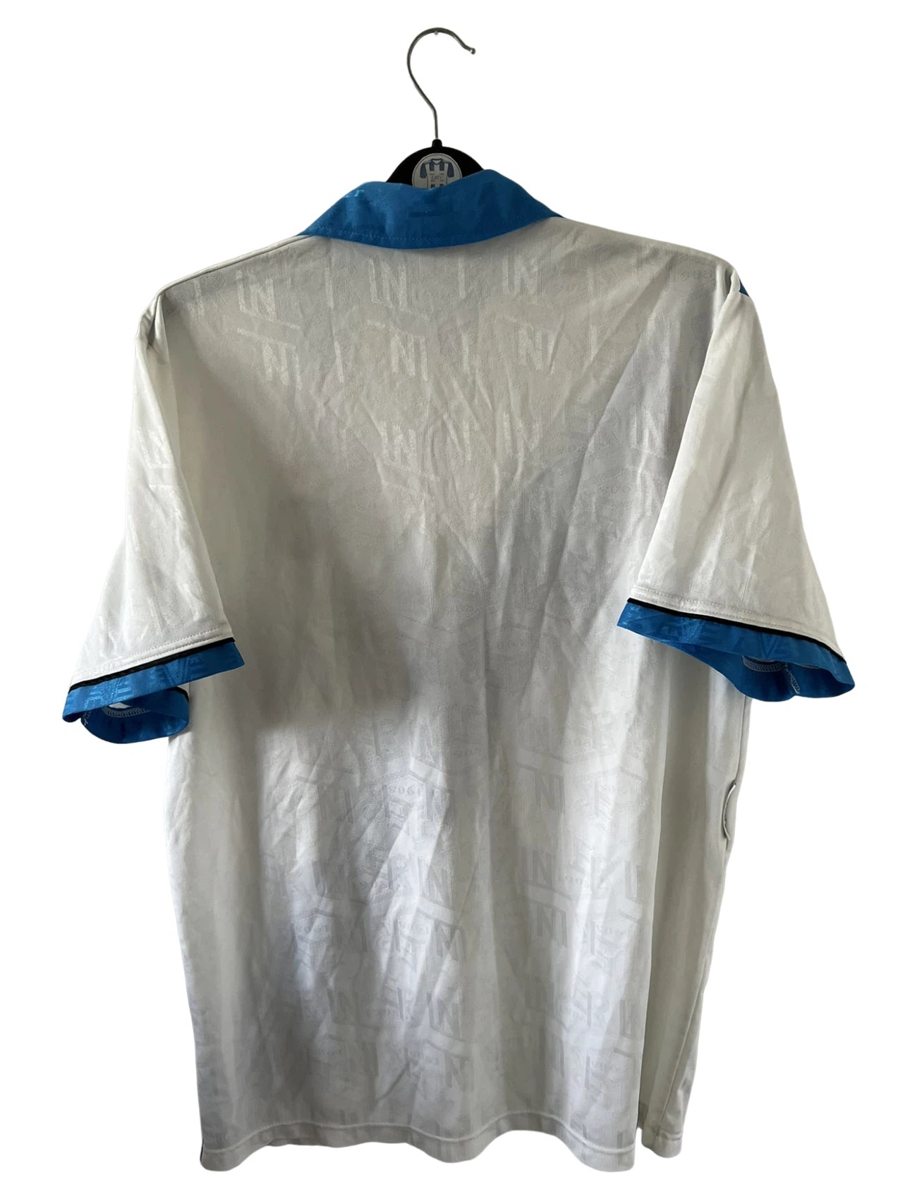 Maillot de foot vintage extérieur blanc de l'Inter Milan de la saison 1993/1995. On peut retrouver l'équipementier Umbro et le sponsor Fiorucci. Il s'agit d'un maillot authentique d'époque.