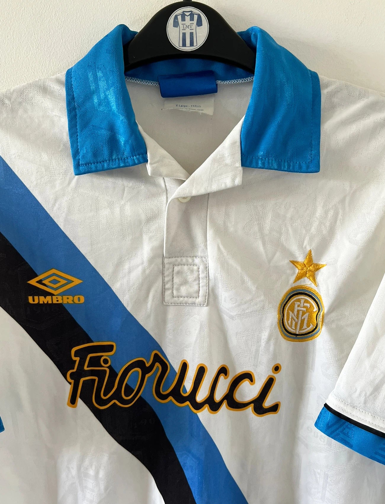 Maillot de foot vintage extérieur blanc de l'Inter Milan de la saison 1993/1995. On peut retrouver l'équipementier Umbro et le sponsor Fiorucci. Il s'agit d'un maillot authentique d'époque.