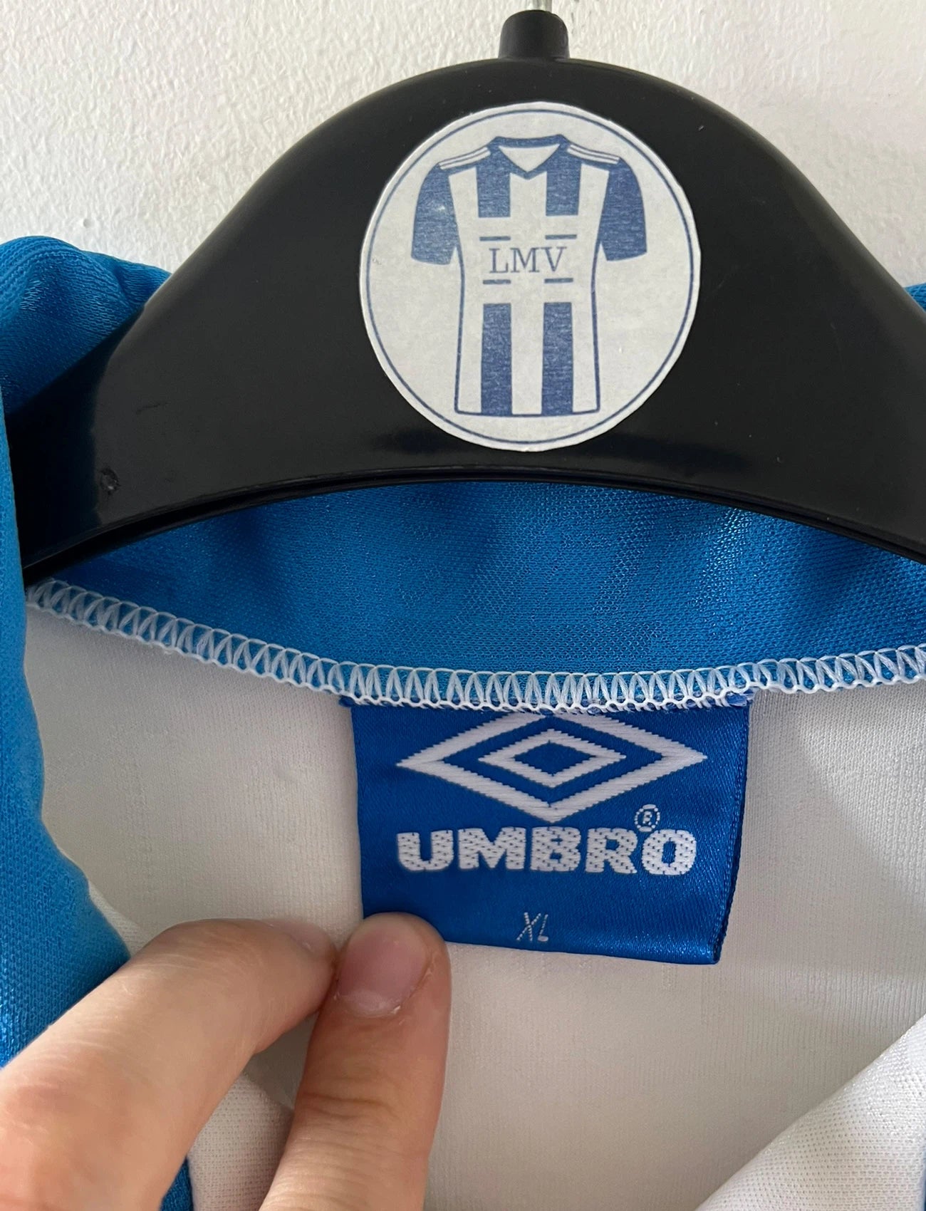 Maillot de foot vintage extérieur blanc de l'Inter Milan de la saison 1993/1995. On peut retrouver l'équipementier Umbro et le sponsor Fiorucci. Il s'agit d'un maillot authentique d'époque.