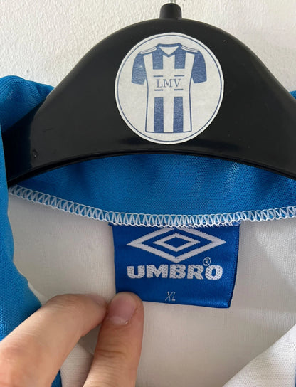 Maillot de foot vintage extérieur blanc de l'Inter Milan de la saison 1993/1995. On peut retrouver l'équipementier Umbro et le sponsor Fiorucci. Il s'agit d'un maillot authentique d'époque.