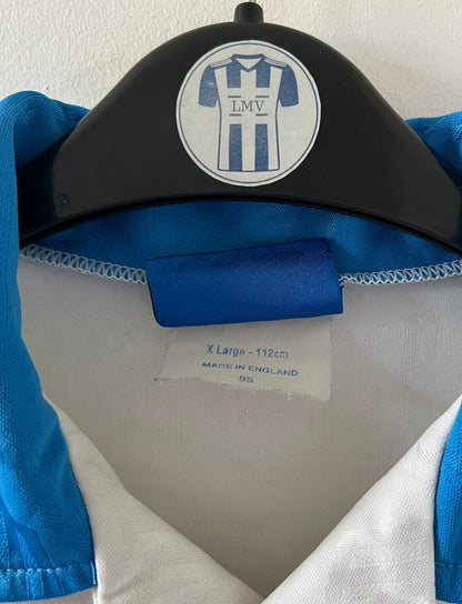 Maillot de foot vintage extérieur blanc de l'Inter Milan de la saison 1993/1995. On peut retrouver l'équipementier Umbro et le sponsor Fiorucci. Il s'agit d'un maillot authentique d'époque.