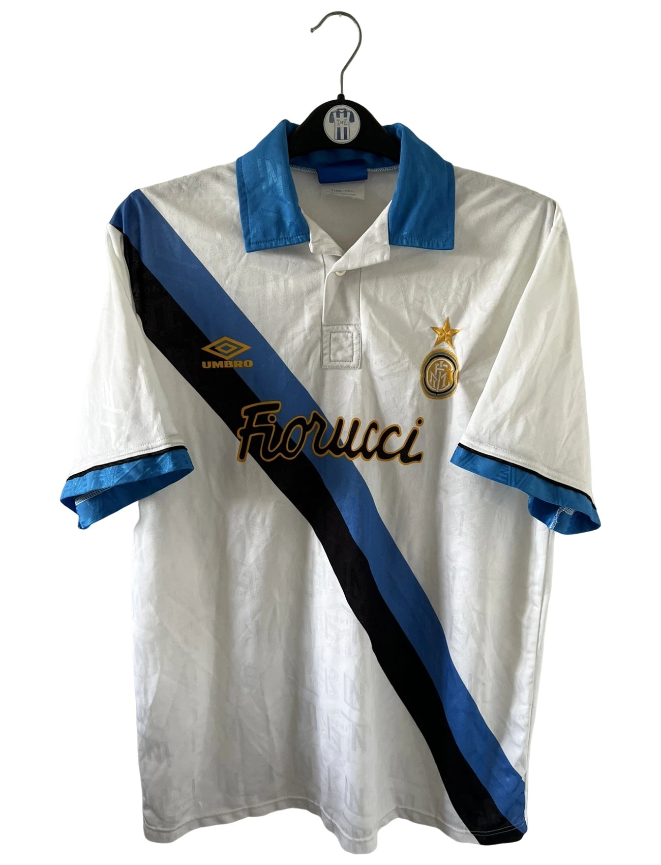 Maillot de foot vintage extérieur blanc de l'Inter Milan de la saison 1993/1995. On peut retrouver l'équipementier Umbro et le sponsor Fiorucci. Il s'agit d'un maillot authentique d'époque.
