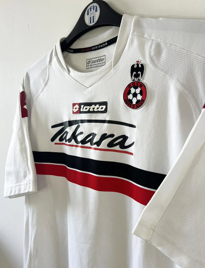 Maillot de foot vintage extérieur blanc de l'ogc nice de la saison 2008/2009. On peut retrouver l'équipementier Lotto et le sponsor Takara. Le maillot est floqué du numéro 6 Echouafni. ll s'agit d'un maillot authentique d'époque.