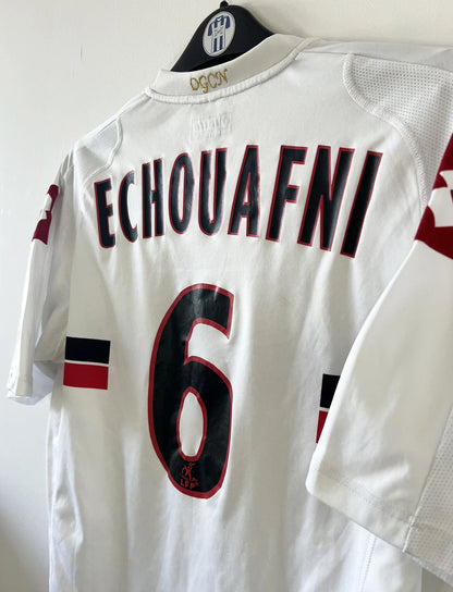 Maillot de foot vintage extérieur blanc de l'ogc nice de la saison 2008/2009. On peut retrouver l'équipementier Lotto et le sponsor Takara. Le maillot est floqué du numéro 6 Echouafni. ll s'agit d'un maillot authentique d'époque.