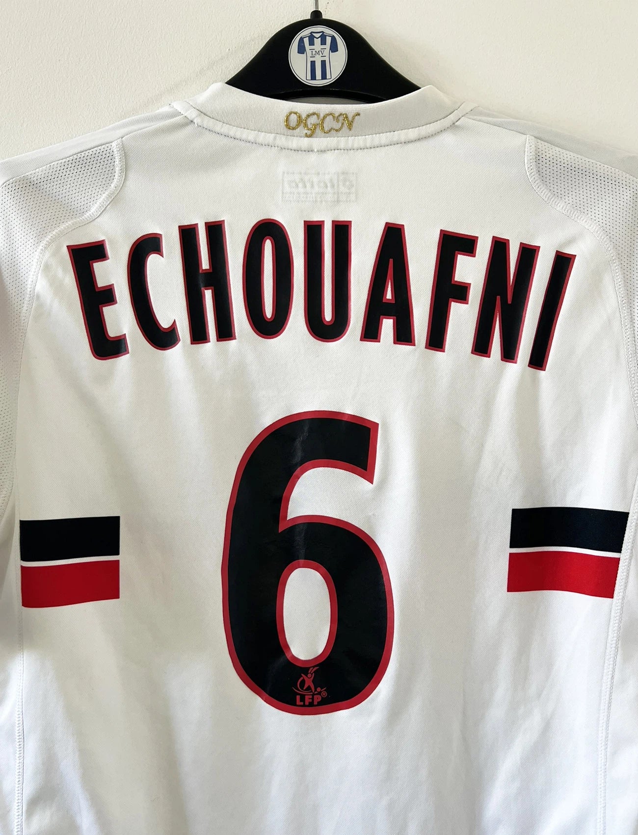 Maillot de foot vintage extérieur blanc de l'ogc nice de la saison 2008/2009. On peut retrouver l'équipementier Lotto et le sponsor Takara. Le maillot est floqué du numéro 6 Echouafni. ll s'agit d'un maillot authentique d'époque.