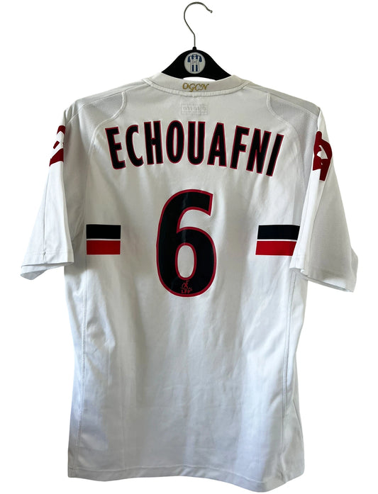 Maillot de foot vintage extérieur blanc de l'ogc nice de la saison 2008/2009. On peut retrouver l'équipementier Lotto et le sponsor Takara. Le maillot est floqué du numéro 6 Echouafni. ll s'agit d'un maillot authentique d'époque.
