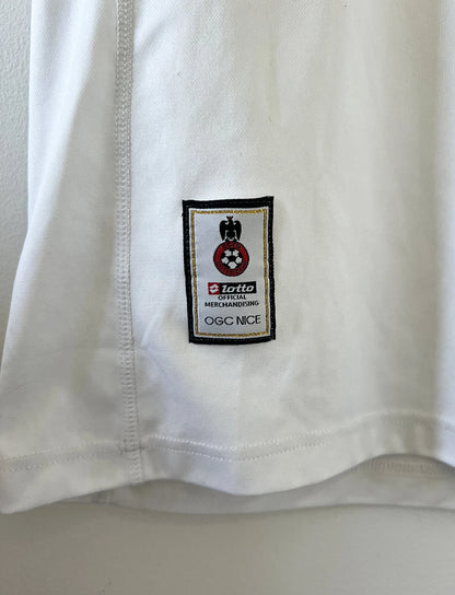 Maillot de foot vintage extérieur blanc de l'ogc nice de la saison 2008/2009. On peut retrouver l'équipementier Lotto et le sponsor Takara. Le maillot est floqué du numéro 6 Echouafni. ll s'agit d'un maillot authentique d'époque.