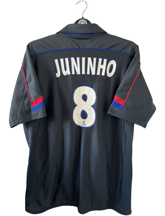 Maillot de foot vintage extérieur noir de l'OL de la saison 2003-2004. On peut retrouver l'équipementier umbro et le sponsor continental. Le maillot est floqué du numéro 8 Juninho. Il s'agit d'un maillot authentique d'époque.