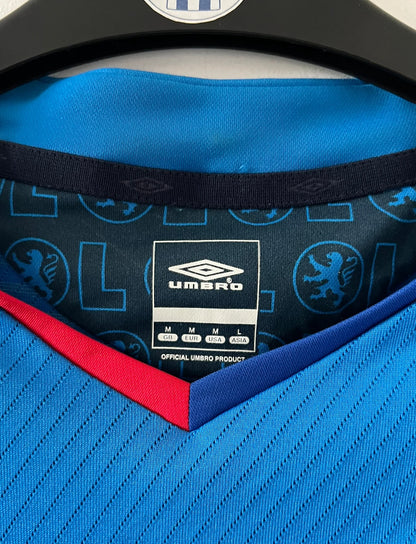 Maillot foot vintage extérieur bleu de l'OL saison 2008/2009. On peut retrouver l'équipementier Umbro et le sponsor Ticket. Il s'agit d'un maillot authentique d'époque.