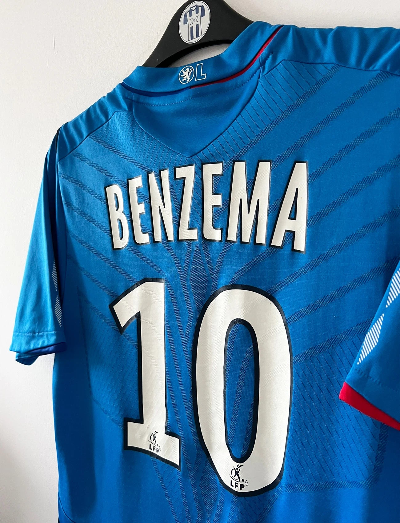 Maillot foot vintage extérieur bleu de l'OL saison 2008/2009. On peut retrouver l'équipementier Umbro et le sponsor Ticket. Il s'agit d'un maillot authentique d'époque.