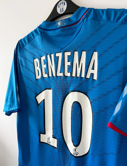 Maillot foot vintage extérieur bleu de l'OL saison 2008/2009. On peut retrouver l'équipementier Umbro et le sponsor Ticket. Il s'agit d'un maillot authentique d'époque.