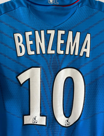 Maillot foot vintage extérieur bleu de l'OL saison 2008/2009. On peut retrouver l'équipementier Umbro et le sponsor Ticket. Il s'agit d'un maillot authentique d'époque.