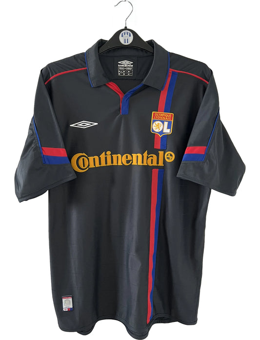 Maillot de foot vintage extérieur noir de l'olympique lyonnais de la saison 2003/2004. On peut retrouver l'équipementier Umbro et le sponsor Continental. Il s'agit d'un maillot authentique d'époque.