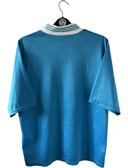 Maillot de foot vintage extérieur bleu de l'OM de la saison 1997/1998. On peut retrouver l'équipementier Adidas et le sponsor Ericsson. Il s'agit d'un maillot authentique d'époque.