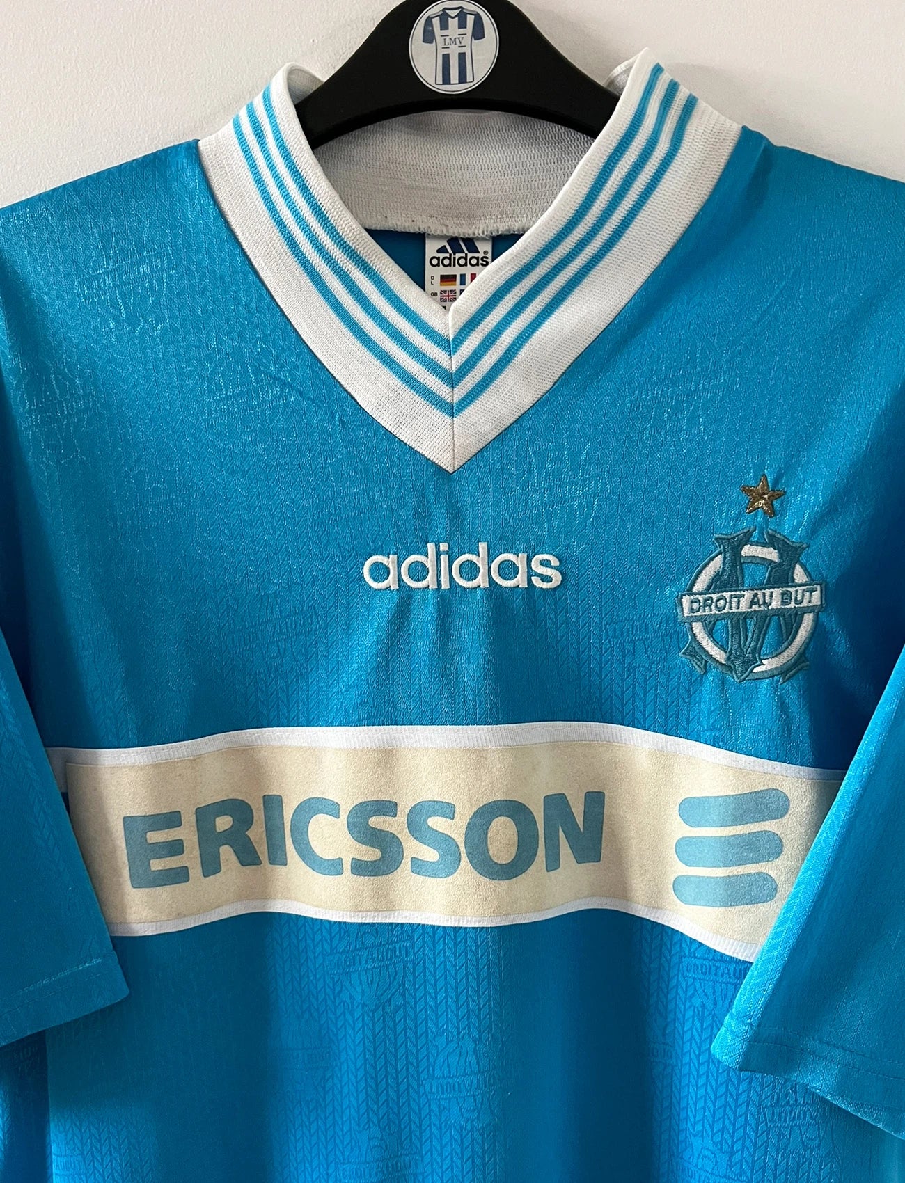 Maillot de foot vintage extérieur bleu de l'OM de la saison 1997/1998. On peut retrouver l'équipementier Adidas et le sponsor Ericsson. Il s'agit d'un maillot authentique d'époque.