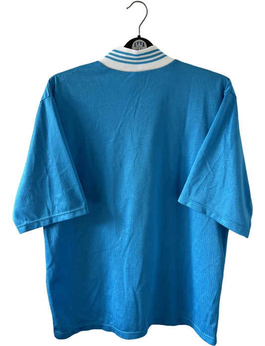 Maillot de foot vintage bleu extérieur de l'OM 1997/1998. On peut retrouver l'équipementier Adidas et le sponsor Ericsson. Il s'agit d'un maillot authentique d'époque.