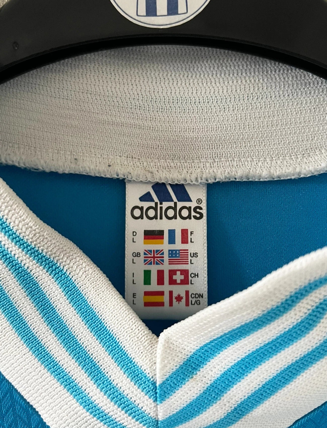 Maillot de foot vintage extérieur bleu de l'OM de la saison 1997/1998. On peut retrouver l'équipementier Adidas et le sponsor Ericsson. Il s'agit d'un maillot authentique d'époque.