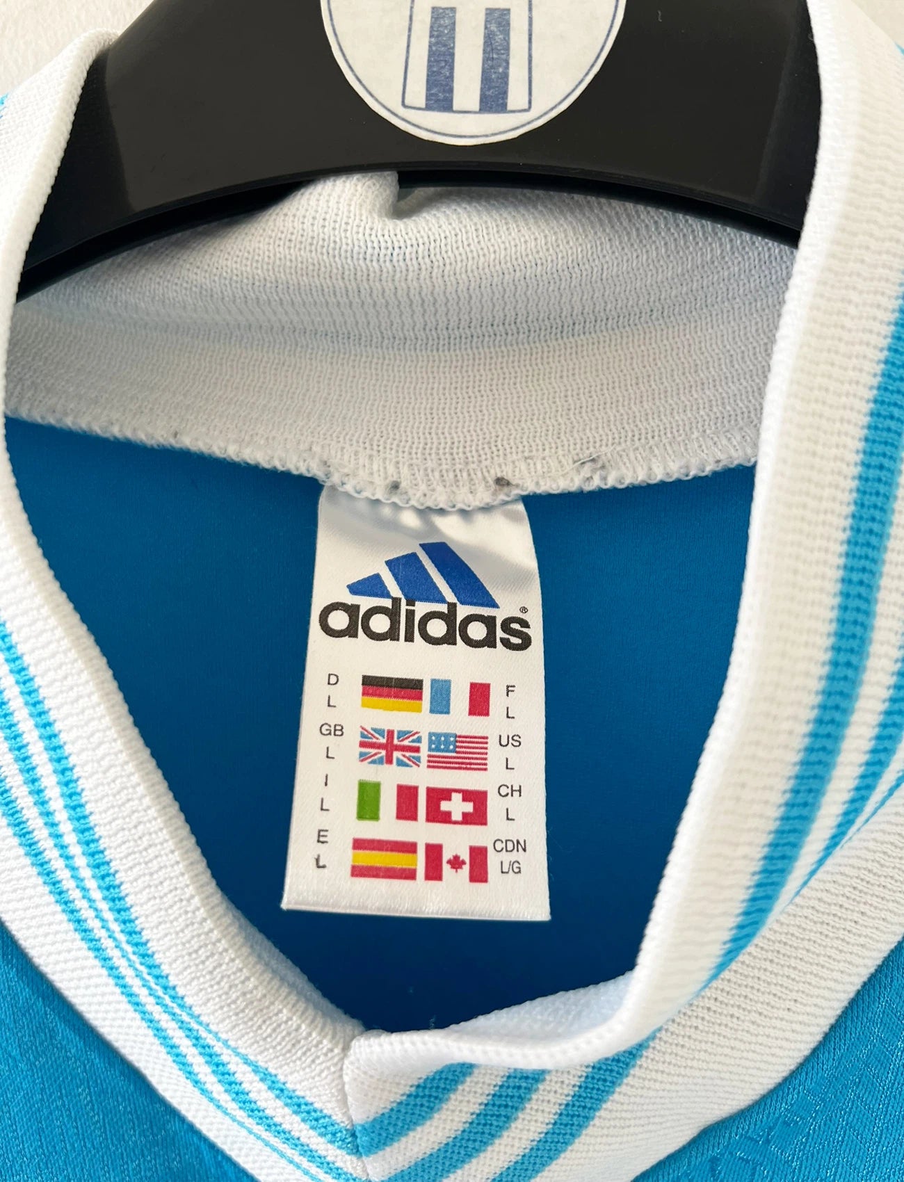 Maillot de foot vintage bleu extérieur de l'OM 1997/1998. On peut retrouver l'équipementier Adidas et le sponsor Ericsson. Il s'agit d'un maillot authentique d'époque.