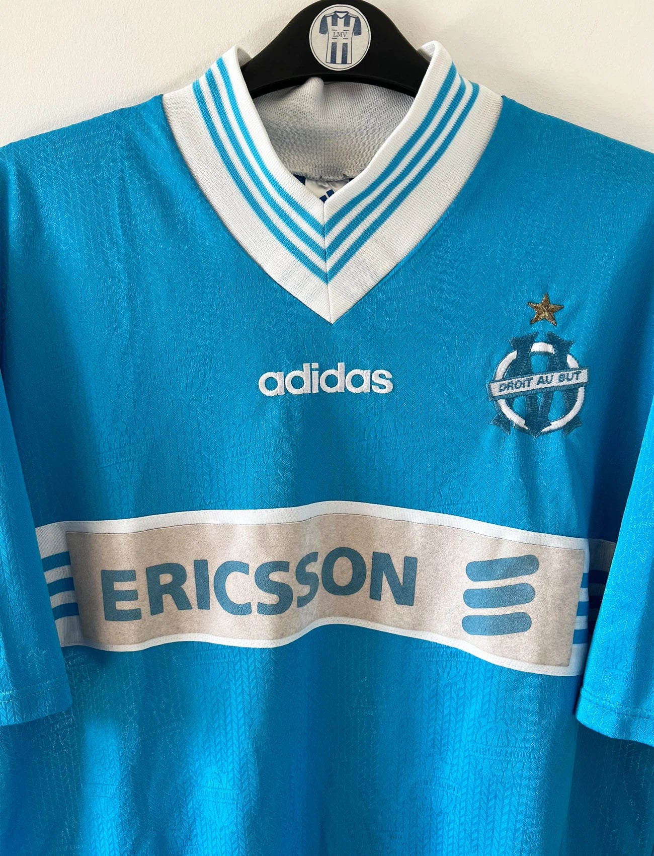 Maillot de foot vintage bleu extérieur de l'OM 1997/1998. On peut retrouver l'équipementier Adidas et le sponsor Ericsson. Il s'agit d'un maillot authentique d'époque.