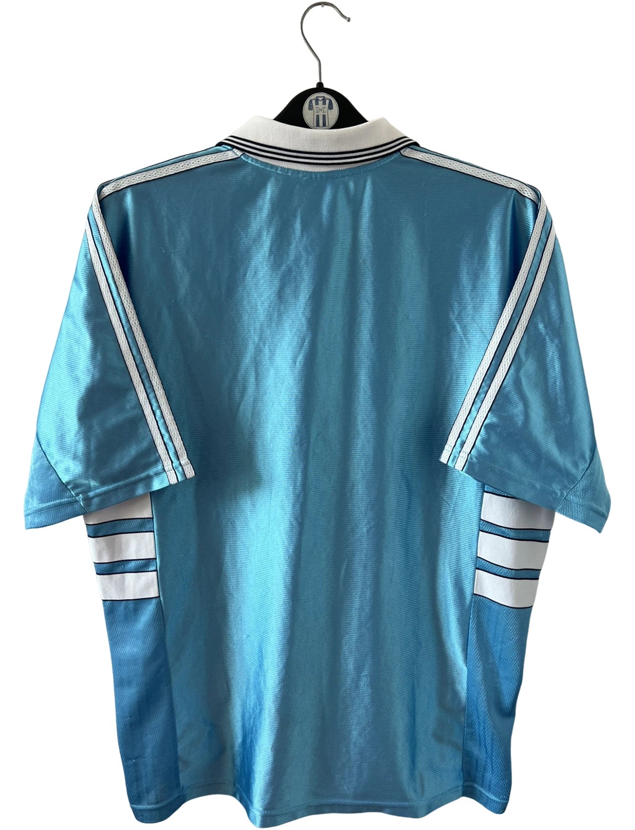 Maillot de foot vintage extérieur bleu de l'OM 1998. On peut retrouver l'équipementier Adidas et le sponsor Ericsson. Il s'agit d'un maillot authentique d'époque.
