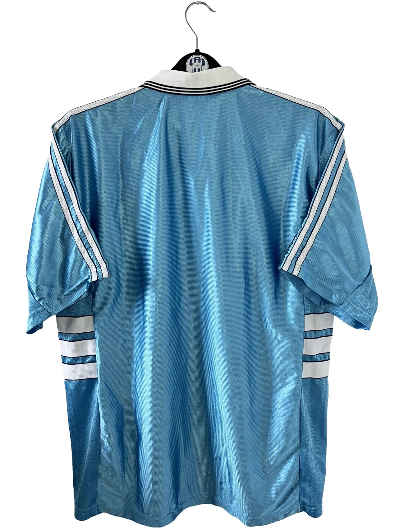 Maillot de foot vintage extérieur bleu de l'Olympique de Marseille de la saison 1998/1999. On peut retrouver l'équipementier Adidas et le sponsor Ericsson. Il s'agit d'un maillot authentique d'époque.