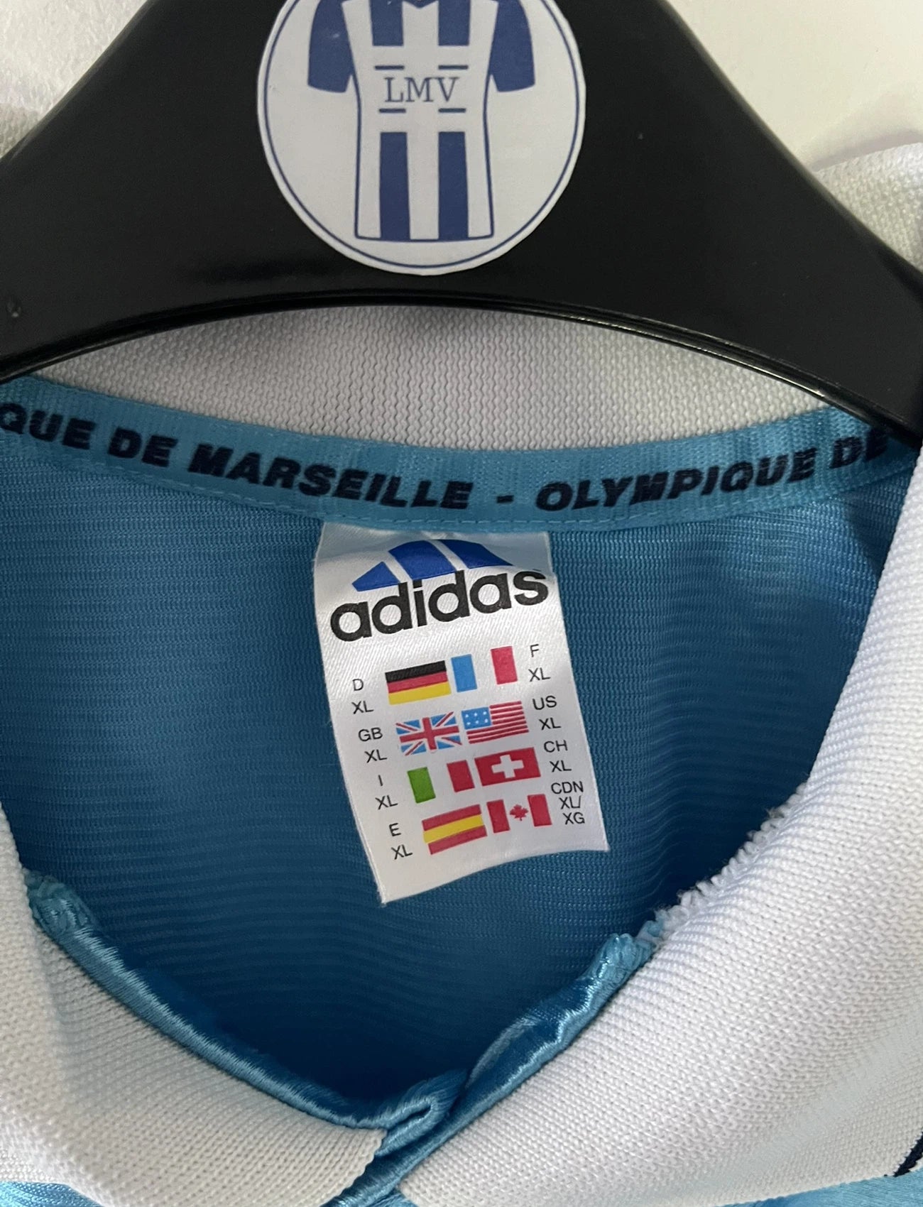 Maillot de foot vintage extérieur bleu de l'Olympique de Marseille de la saison 1998/1999. On peut retrouver l'équipementier Adidas et le sponsor Ericsson. Il s'agit d'un maillot authentique d'époque.