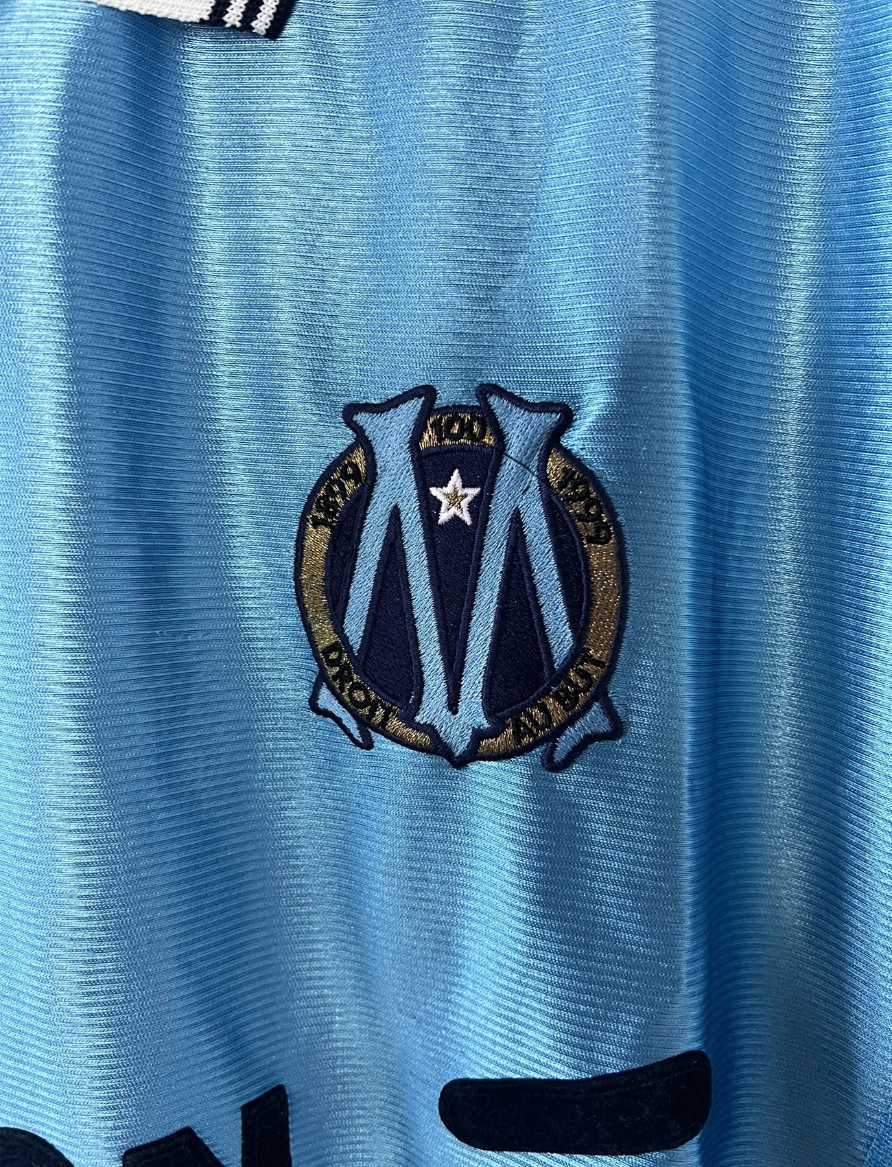 Maillot de foot vintage extérieur bleu de l'Olympique de Marseille de la saison 1998/1999. On peut retrouver l'équipementier Adidas et le sponsor Ericsson. Il s'agit d'un maillot authentique d'époque.